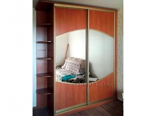 Практичный шкаф-купе для спальни