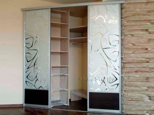 Угловой шкаф с диагональными дверями