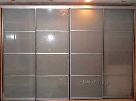 Стильная модель со стеклянными дверями